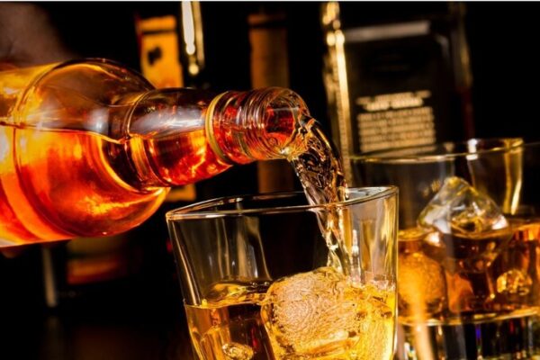 व्हिस्की का पहला गिलास पीते ही शरीर में शुरू हो जाते हैं ये बदलाव, 30 मिनट में दिखता है असर!