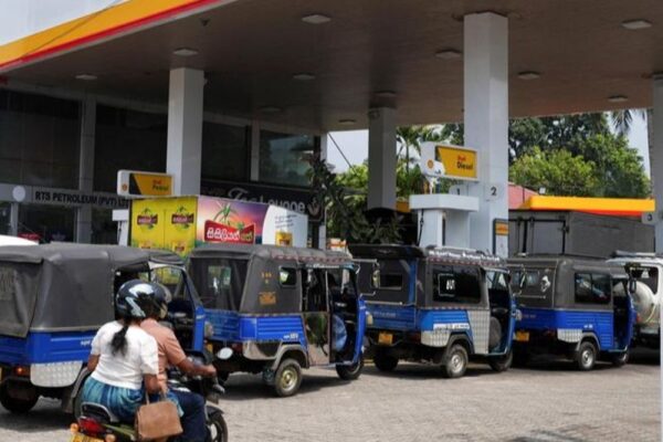 श्रीलंका में पेट्रोल-डीजल 81 रुपए तक महंगा:पेट्रोल 398 और डीजल 382 रुपए लीटर हुआ, अमेरिका-इजराइल और ईरान जंग का असर