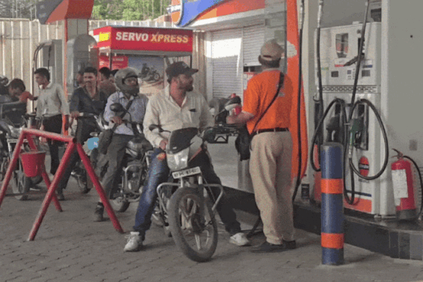 प्रीमियम पेट्रोल ₹2.35 प्रति लीटर तक महंगा:भोपाल में दाम 117 रुपए प्रति लीटर तक हुए, इंडस्ट्रियल फ्यूल की कीमत 25% बढ़ी