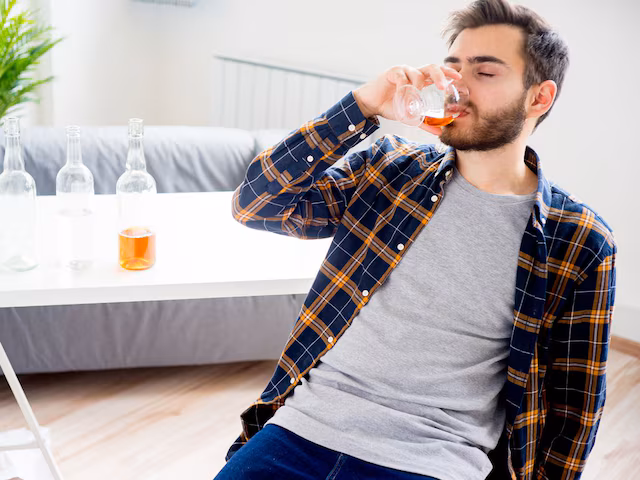 शराब पीने के बाद लोग अपना सेंस क्यों खो देते हैं? अल्कोहल का ब्रेन पर किस तरह होता है असर