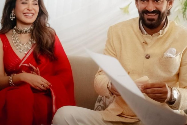 कृतिका कामरा-गौरव कपूर ने घर पर रजिस्टर्ड मैरिज की:लाल चंदेरी साड़ी में दिखीं एक्ट्रेस; सहवाग-युवराज समेत कई स्टार्स पहुंचे