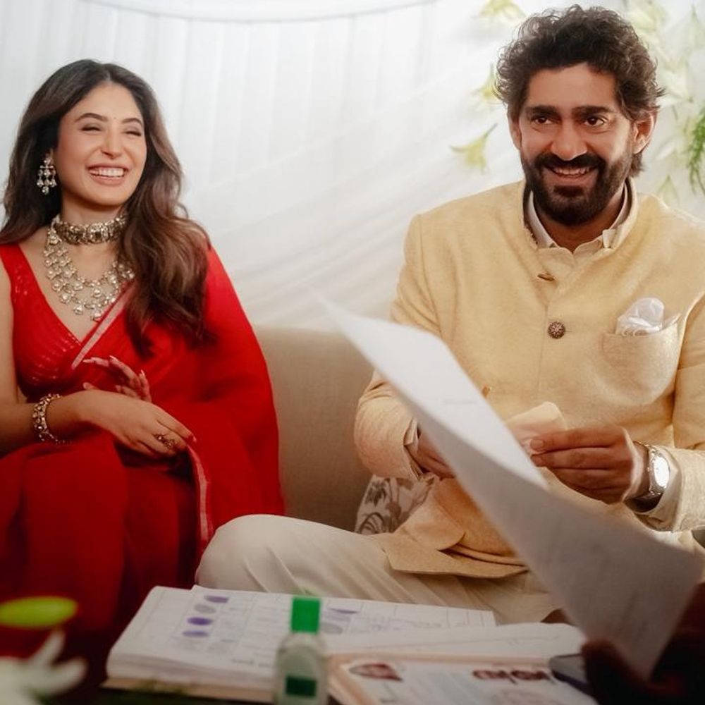 कृतिका कामरा-गौरव कपूर ने घर पर रजिस्टर्ड मैरिज की:लाल चंदेरी साड़ी में दिखीं एक्ट्रेस; सहवाग-युवराज समेत कई स्टार्स पहुंचे