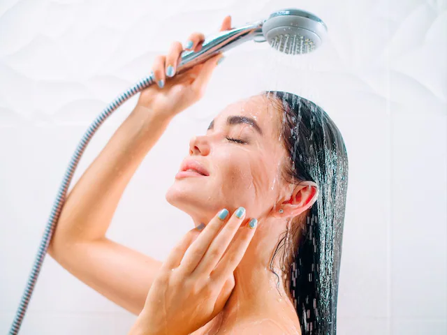 क्या गर्मियों में भी गुनगुने पानी से नहाना चाहिए? इस बारे में क्या कहता है आयुर्वेद का नियम