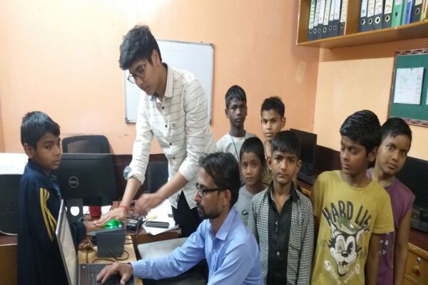 घर बैठे फ्रेंचाइजी लेकर फ्री में शुरू करें अपना कारोबार, हर महीने होगी लाखों में कमाई, जानें कैसे? – business opportunity earn money from amul aadhaar post office franchise check details here samp