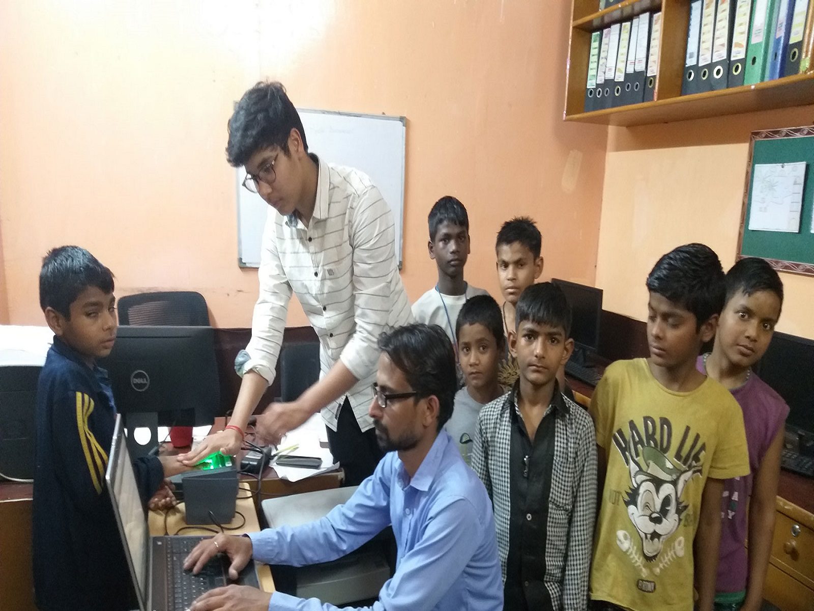 घर बैठे फ्रेंचाइजी लेकर फ्री में शुरू करें अपना कारोबार, हर महीने होगी लाखों में कमाई, जानें कैसे? – business opportunity earn money from amul aadhaar post office franchise check details here samp