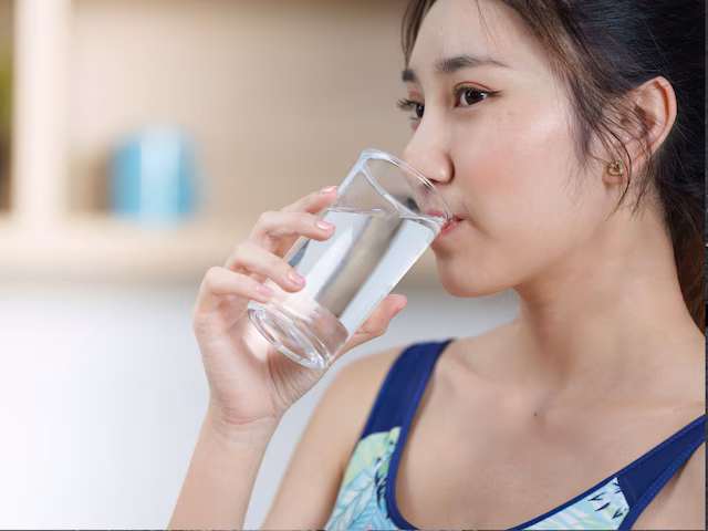 क्या ठंडा पानी पीने से गर्मी से राहत मिल सकती है? चिलचिलाती धूप से आने के बाद चिल्ड वॉटर क्यों लगता है अच्छा