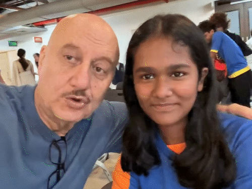 अनुपम खेर दिवंगत सतीश कौशिक की बेटी के स्कूल पहुंचे:वंशिका की प्ले की परफॉर्मेंस देखकर बोले- जिंदगी की सबसे बड़ी खुशी मिली