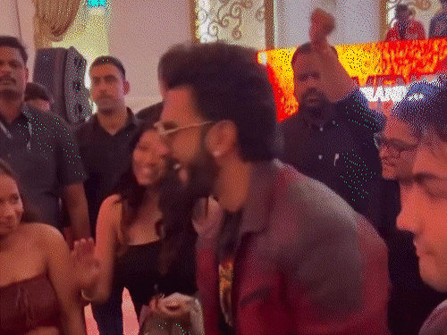 रणवीर का 'शेर-ए-बलूच' सॉन्ग पर डांस वायरल:धुरंधर 2 की सक्सेस पार्टी में रहमान डकैत के हुक स्टेप्स किए; सोम्या टंडन की रणवीर को थप्पड़ मारने की एक्टिंग