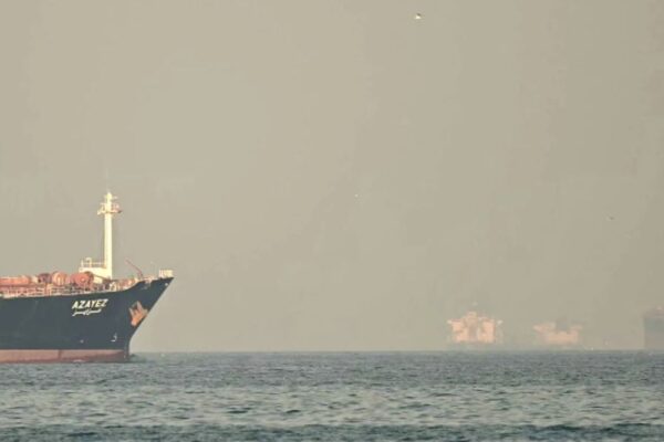 होर्मुज से 24 घंटे में सिर्फ 2 जहाज निकले:दुनिया की 20% तेल सप्लाई रुकी; रक्षा मंत्री बोले- भारत की तेल-गैस सप्लाई पर सीधा असर