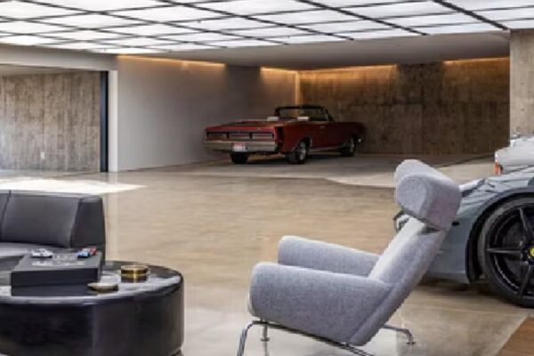 गैरेज में नहीं,ड्राइंग रूम में सजती हैं करोड़ों की कारें:लग्जरी स्टोरेज रईसों का स्टेटस सिंबल, महामारी में घर में रहने की आदत ने इस ट्रेंड को हवा दी