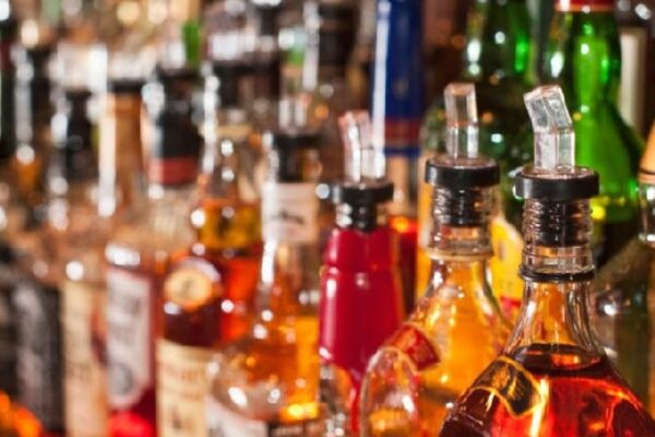 अमेरिका में शराब की खपत घटी, कमाई पर बड़ा झटका:सर्वे 31% ऑपरेटर्स ने शराब बिक्री में गिरावट की बात कही