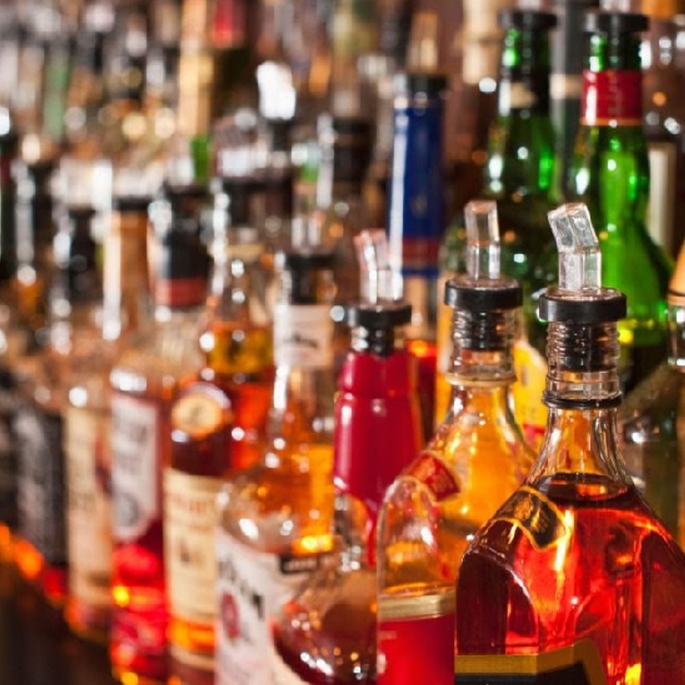 अमेरिका में शराब की खपत घटी, कमाई पर बड़ा झटका:सर्वे 31% ऑपरेटर्स ने शराब बिक्री में गिरावट की बात कही