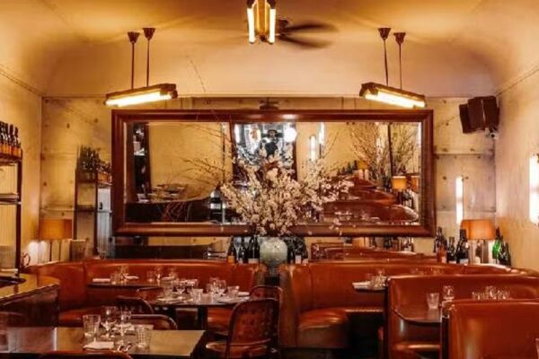 न्यूयॉर्क के रेस्टोरेंट्स में अब ‘रिजर्वेशन वॉर’:पसंदीदा टेबल चाहिए तो मेंबरशिप के तौर पर चुकानी पड़ रही 23 लाख रुपए तक की फीस