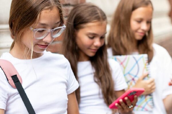 सेफ नहीं फेसबुक-इंस्टा, मेटा पर 3161 करोड़ रुपए का जुर्माना:दो बड़े फैसले अमेरिकी कोर्ट ने माना, युवाओं में सोशल मीडिया लत के समान