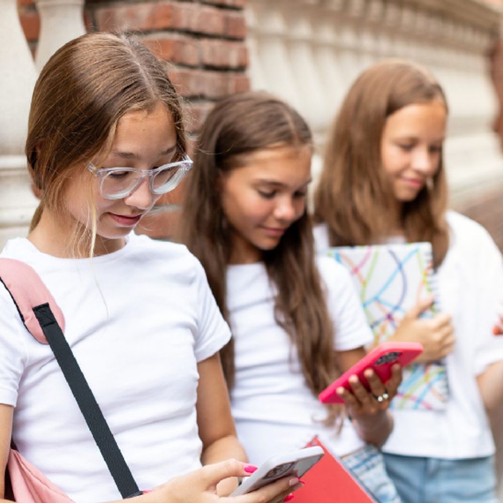 सेफ नहीं फेसबुक-इंस्टा, मेटा पर 3161 करोड़ रुपए का जुर्माना:दो बड़े फैसले अमेरिकी कोर्ट ने माना, युवाओं में सोशल मीडिया लत के समान