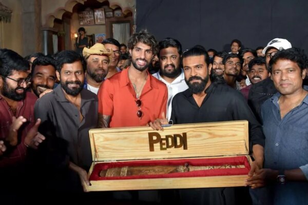 ‘पेड्डी’ के सेट पर दिखा साउथ सिनेमा-क्रिकेट का जलवा, राम चरण से मिले तिलक वर्मा, क्रिकेटर को दिया खास तोहफा