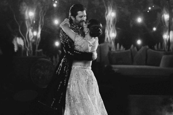 विजय-रश्मिका की शादी को एक महीना पूरा हुआ:देवरकोंडा ने शेयर कीं अनसीन फोटोज; दोस्त की पायल को गले में पहनकर रिसेप्शन में पहुंचे