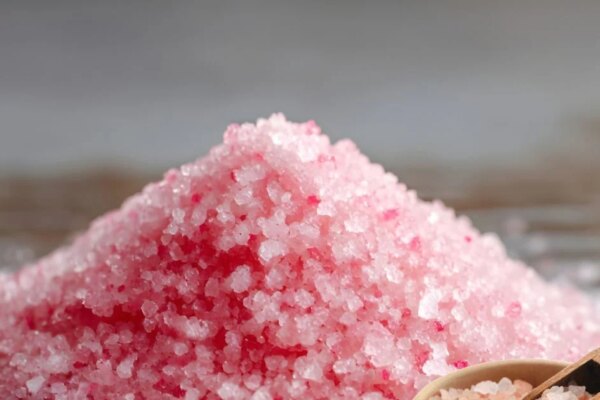 सफेद नमक या गुलाबी नमक? जानिए कौन सा है ज्यादा फायदेमंद, आयुर्वेद में जानें हेल्थ बेनिफिट्स