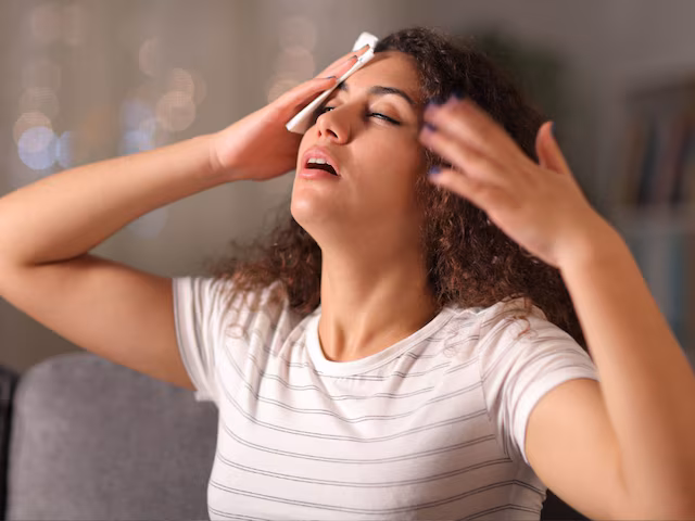 गर्मियों में हाथ-पैरों से आता है ज्यादा पसीना, आखिर क्या है इसकी वजह? कैसे कर सकते हैं बचाव