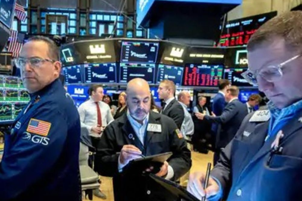 ईरान-इजराइल जंग के बीच अमेरिकी शेयर बाजार 900 अंक गिरा:47,000 अंक पर कारोबार कर रहा; कच्चे तेल की कीमतें और बेरोजगारी दर बढ़ने का असर