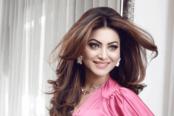 मिडिल ईस्ट तनाव के बीच कुवैत से भारत लौटीं उर्वशी:फ्लाइट में बैठते ही घबराईं, आंखों में आए आंसू; सुरक्षित भारत पहुंचकर फैंस को दिया अपडेट