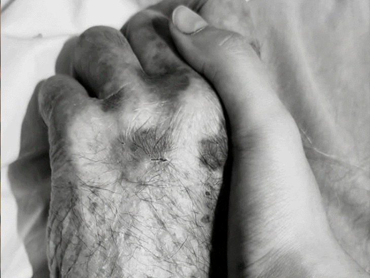 सैयारा फेम अनीत पड्डा के दादा का निधन:अल्जाइमर से लंबे समय से पीड़ित थे, एक्ट्रेस ने इमोशनल पोस्ट लिखा