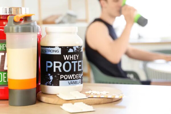 प्रोटीन पाउडर रोज पी रहे हैं? कहीं मस्कुलर बॉडी बनाने के चक्कर में न हो जाए नुकसान, जान लें सच