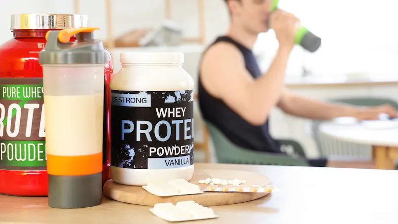 प्रोटीन पाउडर रोज पी रहे हैं? कहीं मस्कुलर बॉडी बनाने के चक्कर में न हो जाए नुकसान, जान लें सच