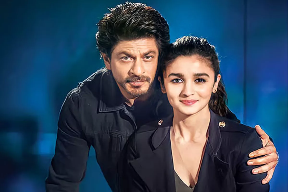 बॉलीवुड की वो बोल्ड फिल्में, जिनमें हीरो ने आधी उम्र की हसीना संग लड़ाया इश्क, परिवार संग देखने की न करें गलती