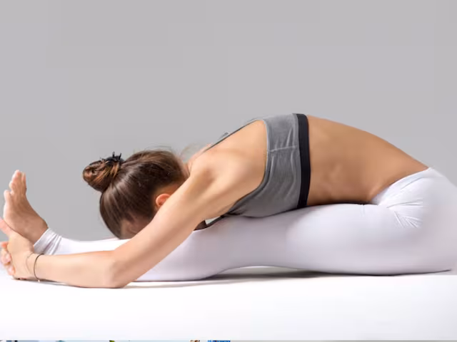 बैठे-बैठे अकड़ जाती है कमर? तुरंत राहत के लिए करें पश्चिमोत्तानासन, महसूस होगी नई जान