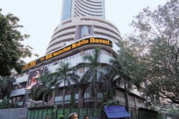 सेंसेक्स 450 अंक गिरकर 73,850 पर कारोबार कर रहा:निफ्टी 100 अंक नीचे, 22600 पर आया; ऑयल एंड गैस और फार्मा शेयरों में बिकवाली