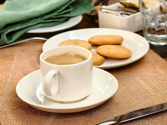 चाय के साथ बिस्किट खाने से कौन-कौन सी बीमारियां हो सकती हैं? ऐसे लोग भूलकर भी न करें सेवन