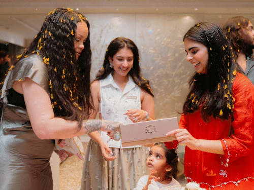 मुकेश अंबानी के घर पहुंची रिहाना:परिवार ने फूलों से किया स्वागत, अनंत और राधिका के साथ डांस और लंच किया