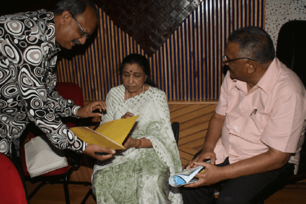 आशा भोसले ने राजस्थानी फिल्मों में भी गाए थे गाने:शब्दों की ट्रेनिंग हुई, डायरेक्टर ने 25 हजार बोलकर 7 हजार दिए फिर भी कुछ नहीं बोलीं