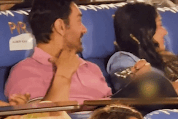 बेटे की फिल्म का गाना देख रो पड़े आमिर खान:म्यूजिकल इवेंट में दो बार नेचर्स कॉल का इशारा किया, गर्लफ्रेंड गौरी भी बेटे के साथ पहुंचीं