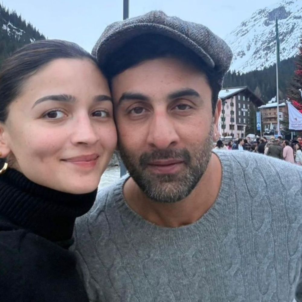 रणबीर-आलिया की शादी की चौथी एनिवर्सरी:बर्फबारी के बीच सेलब्रैशन की तस्वीरें शेयर की; एक्ट्रेस ने लिखा- तू साथ है तो दिन रात है