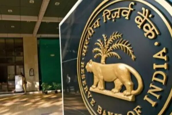 RBI ने रुपए के ट्रेड पर लगी पाबंदियां हटाईं:अब फॉरेक्स डीलर्स NDF मार्केट में पोजीशन ले सकेंगे; मार्च में लगी थी रोक