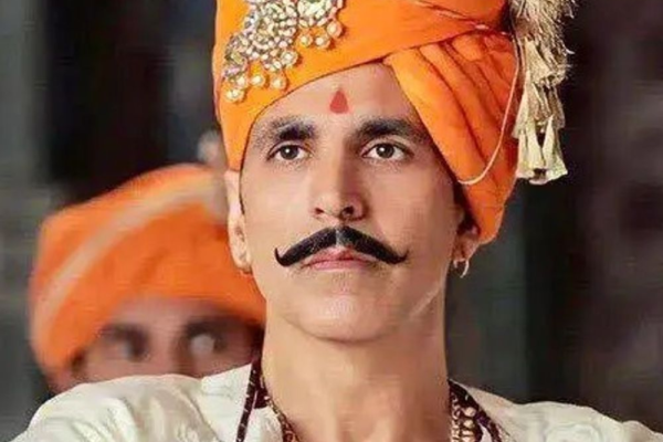 नकली मूंछ पर अक्षय कुमार ने मांगी माफी:बोले- फिल्म 'पृथ्वीराज' में वैसी मूंछें उगना मुमकिन नहीं था; फैंस को बुरा लगा तो सॉरी