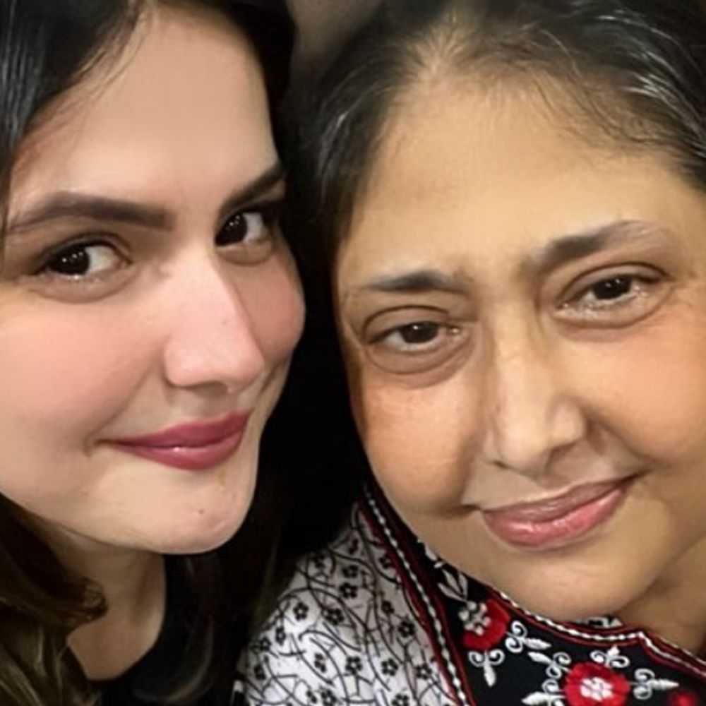 जरीन खान की मां परवीन खान का निधन:लंबे समय से थीं बीमार, जनाजा हुआ; कुछ घंटों पहले ही पालतु बिल्ली की मौत की खबर दी थी