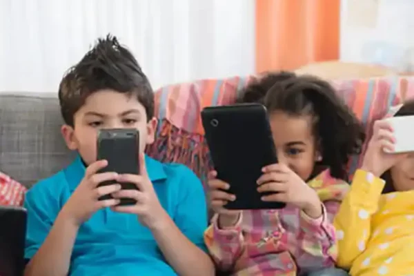 डिजिटल नशा; सोशल मीडिया के ‘डोपामिन’ जाल में फंसे किशोर:मेटा व यूट्यूब के एडिक्टिव डिजाइन से किशोरों को नुकसान