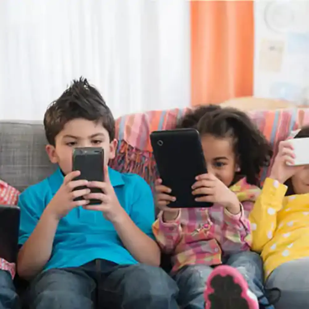 डिजिटल नशा; सोशल मीडिया के ‘डोपामिन’ जाल में फंसे किशोर:मेटा व यूट्यूब के एडिक्टिव डिजाइन से किशोरों को नुकसान