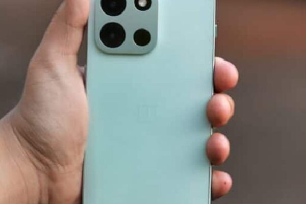 फोन में बड़ी बैटरी का ट्रेंड:नए स्मार्टफोन में सिलिकॉन कार्बन बैटरी का इस्तेमाल; वनप्लस-ओपो ने अपनाया, सैमसंग भी रेस में