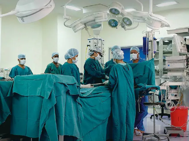 जन्म से नीली पैदा हुई बच्ची, 6 साल तक सांस लेने को जूझी, 7 घंटे खुला रहा दिल और जीत गई जंग