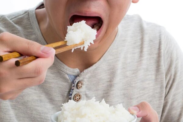 दुबले-पतले लोगों को रात में नहीं खाना चाहिए चावल, जानें राइस खाने का आयुर्वेदिक नियम