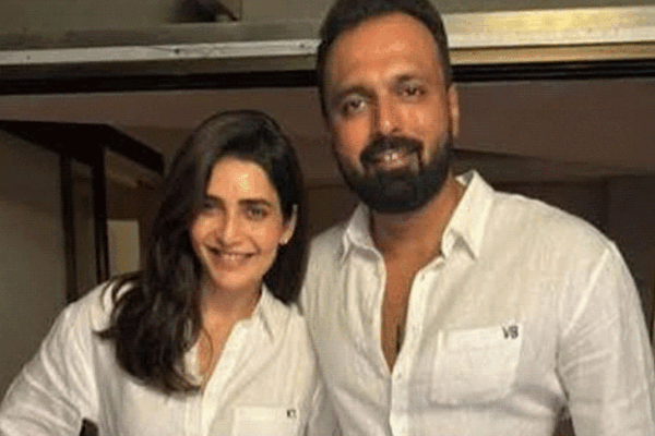 एक्ट्रेस करिश्मा तन्ना ने प्रेग्नेंसी की खबर साझा की:पति वरुण बंगेरा के साथ खुशी जताई; फैंस और सेलेब्स ने दी बधाइयां