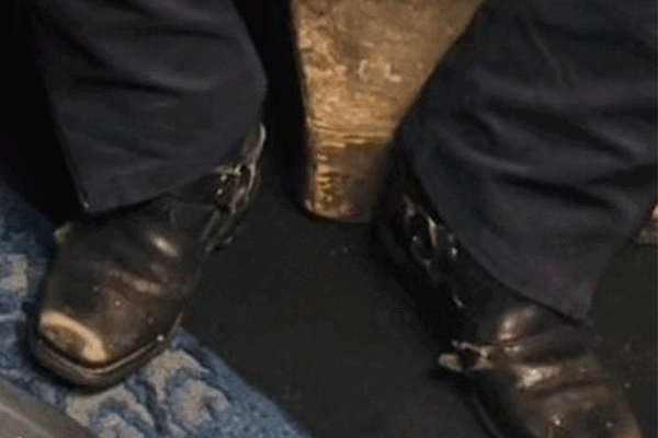 इवेंट में फटे जूते पहनकर पहुंचे सलमान खान:लोगों ने सादगी की तारीफ की; बाद में पता चला ये लाखों के लग्जरी शूज