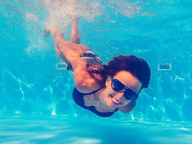 गर्मियों में स्विमिंग करने का है प्लान? डॉक्टर की बताई 4 बातों का रखें ध्यान, नहीं होगी आंखों की समस्या