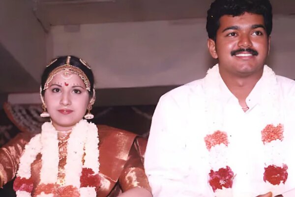 थलापति विजय कर रहे थे रैली, फैन ने थामी थी पत्नी संगीता संग शादी की तस्वीर, दिया ऐसा रिएक्शन हो रहा वायरल