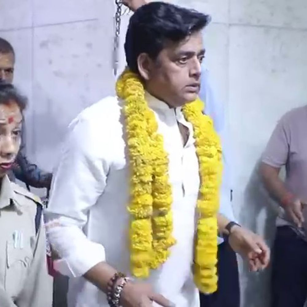 महाकाल की शरण में सांसद-एक्टर रवि किशन:भस्म आरती के बाद किए दिव्य दर्शन, गोरखपुर की खुशहाली की मांगी कामना