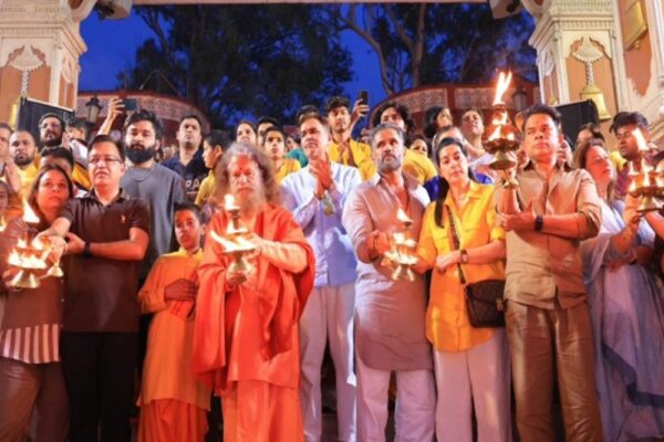 परमार्थ निकेतन में गंगा आरती में शामिल हुए सुनील शेट्टी:रूद्राक्ष का दिव्य पौधा और अंग वस्त्र भेंट कर किया अभिनन्दन